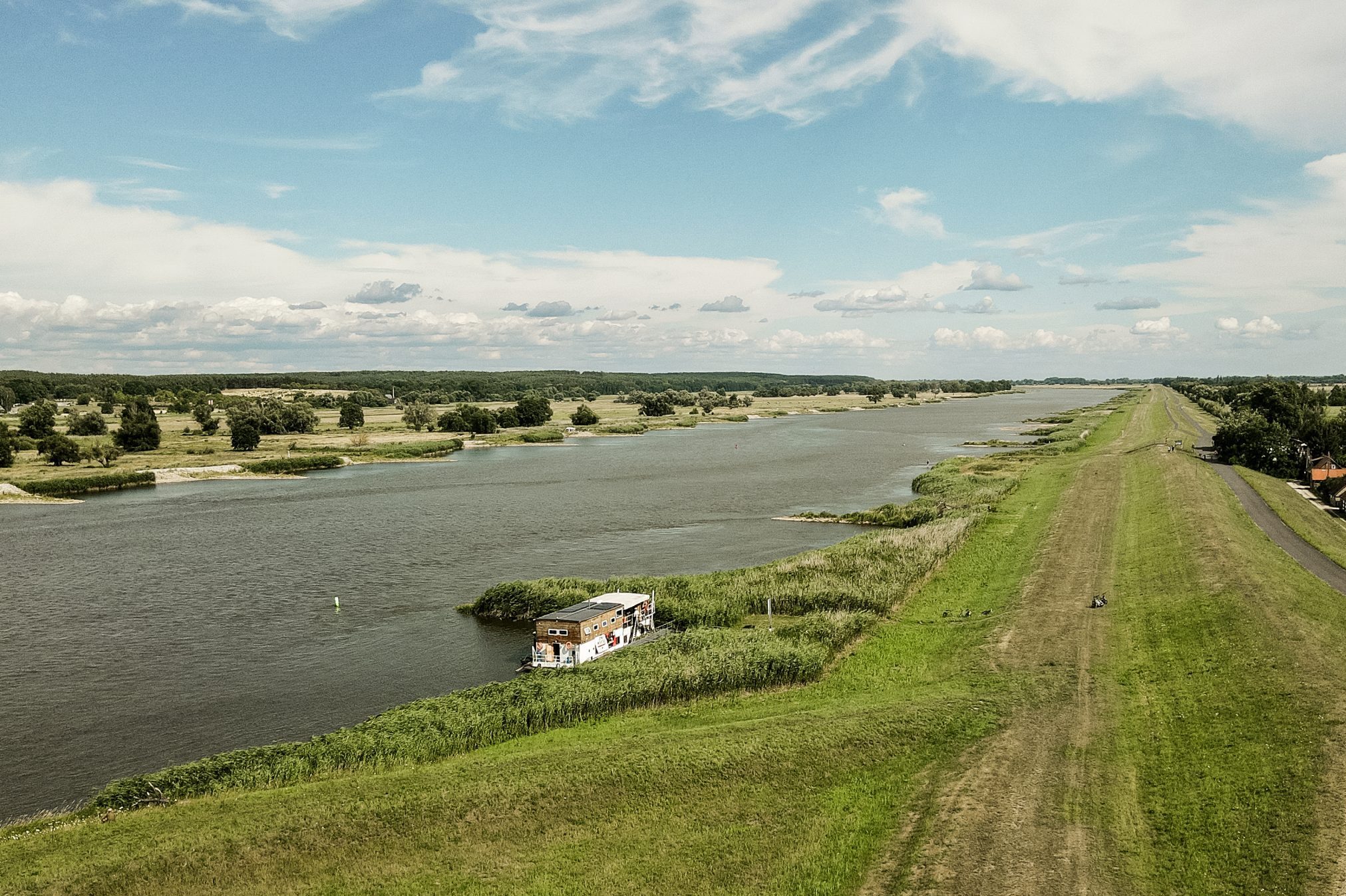 Zollbrücke – Theater, Sonne und Kartoffeln am Oderufer | teatr, słońce i ziemniaki nad brzegiem Odry